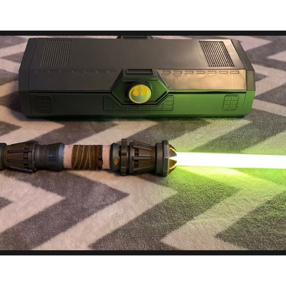 New Star Wars Galaxy Edge REY SKYWALKER LEGACY LIGHTSABER Yellow Disney Sold Out - Picture 7 of 12
